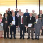 1991. gada barikāžu dalībnieku biedrība pasniedz pateicības rakstus par piedalīšanos Latvijas Neatkarības aizstāvēšanā 1991.gada janvārī-augustā