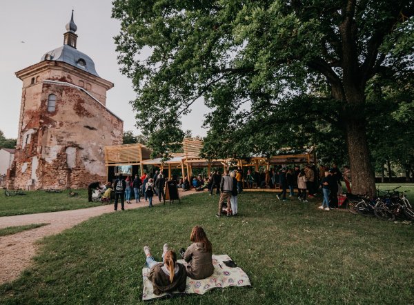 Valmiermuižas brīvdabas kino vakarus uzsāk ar komēdiju „Kriminālās ekselences fonds”