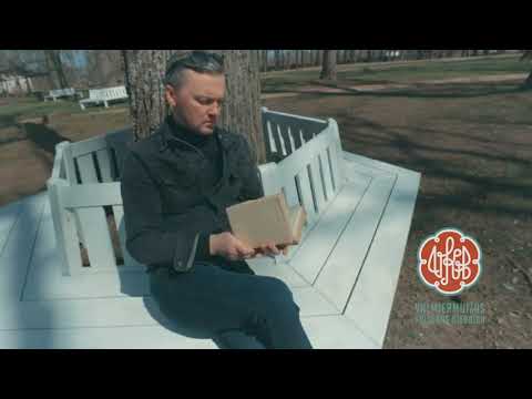 Valmiermuižas parkā soliņi atpūtai brīvdabā